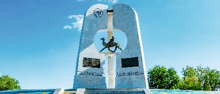 ПАМЯТНИК ПОСВЯЩЕННЫЙ 1300-ЛЕТИЮ КНИГИ «КОРКЫТ АТА»